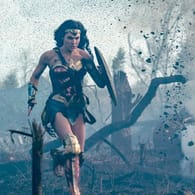 Wonder Woman (Gal Gadot) will die Welt retten - mit dem Schwert und mit viel Liebe.