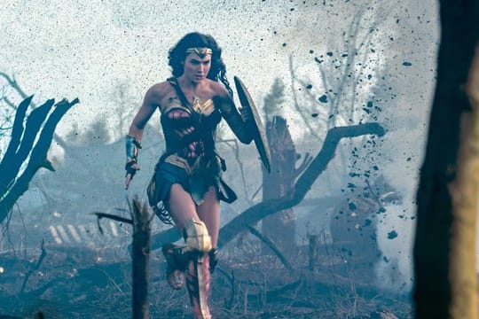 Wonder Woman (Gal Gadot) will die Welt retten - mit dem Schwert und mit viel Liebe.