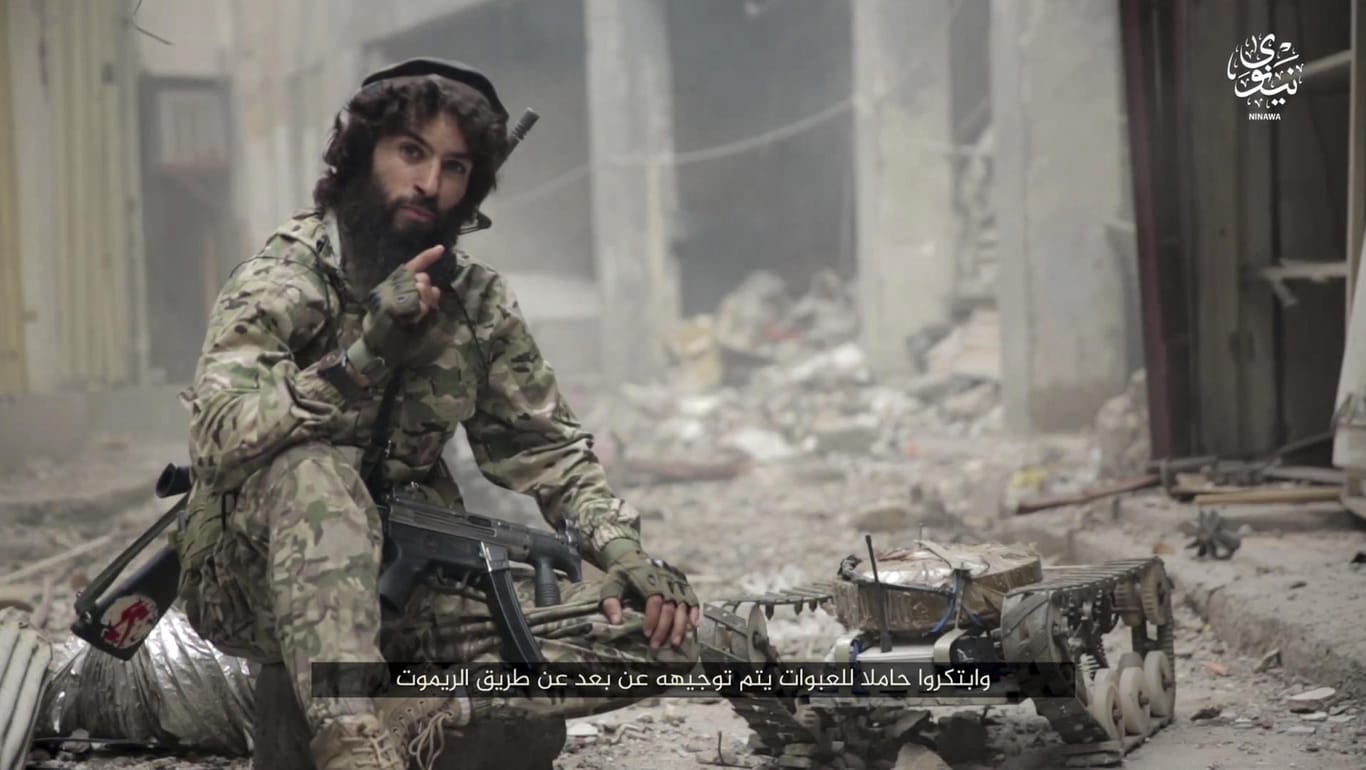 Ein belgischer IS-Kämpfer in Mossul mit einem ferngesteuerten Fahrzeug, das mit Minen beladen ist.