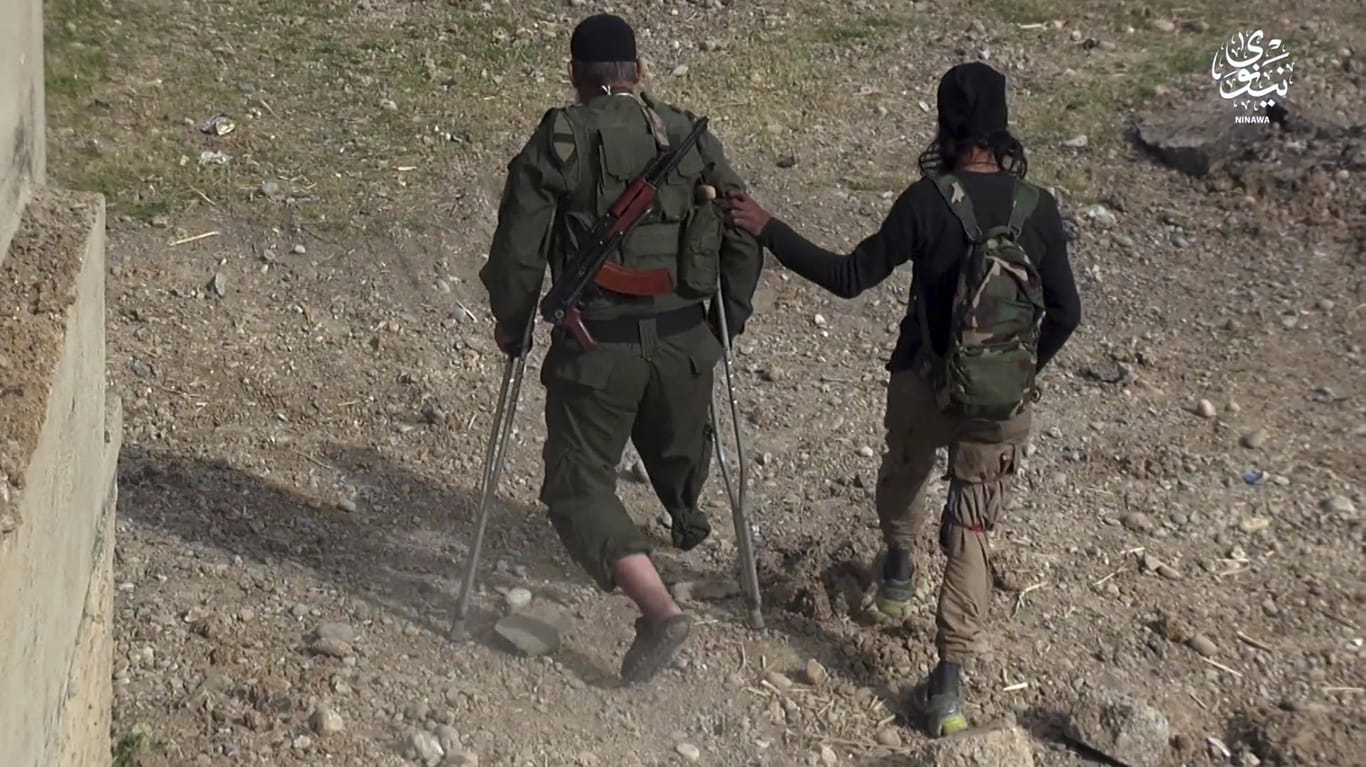 Abu Shuaib al-Maslawi (l), Kämpfer der Terrormiliz Islamischer Staat, in Mossul.