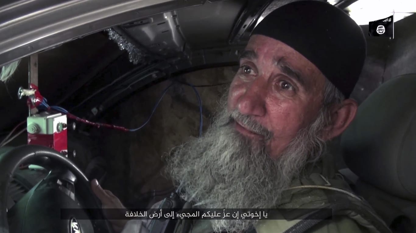 Abu Shuaib al-Maslawi, Kämpfer der Terrormiliz Islamischer Staat, in einem mit Sprengstoff präparierten Auto.