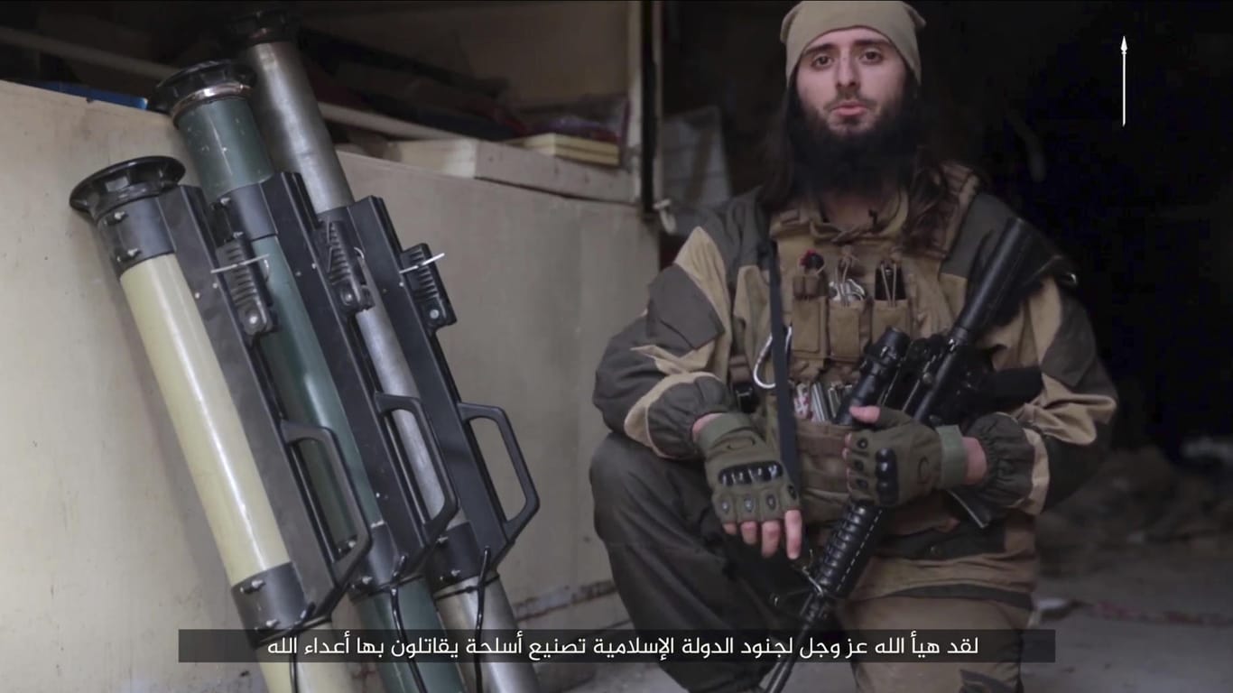 Abu Hamza al-Americi, ein amerikanischer IS-Kämpfer der in Mossul neben einem tragbaren Granatwerfer sitzt.