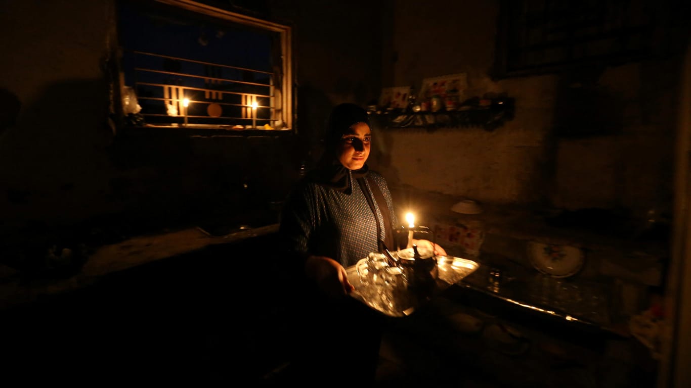 Alltag im Gaza-Streifen: Ein palästinensisches Mädchen bereitet Tee während der Stromsperre zu.