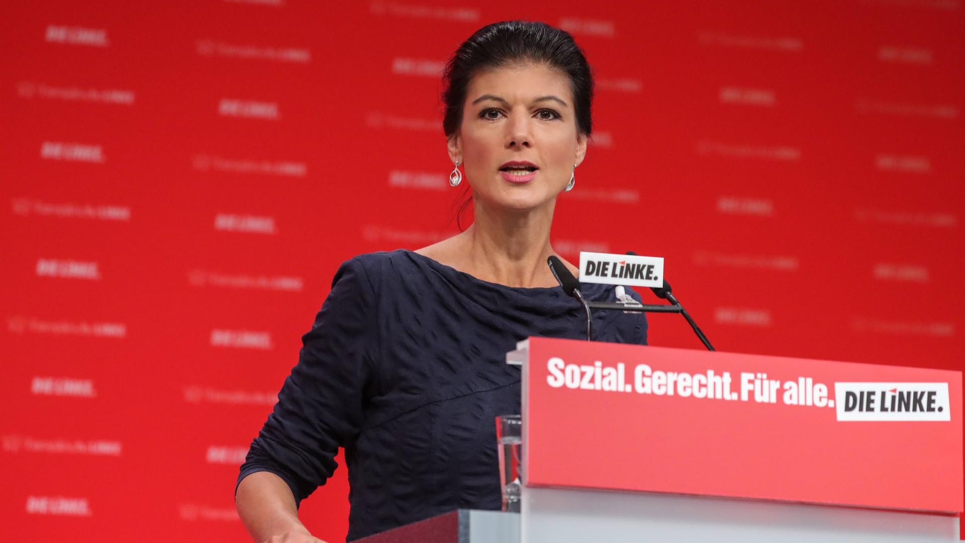 Linke-Fraktionschefin Sahra Wagenknecht auf dem Bundesparteitag in Hannover. Linke-Fraktionschefin Sahra Wagenknecht auf dem Bundesparteitag in Hannover.