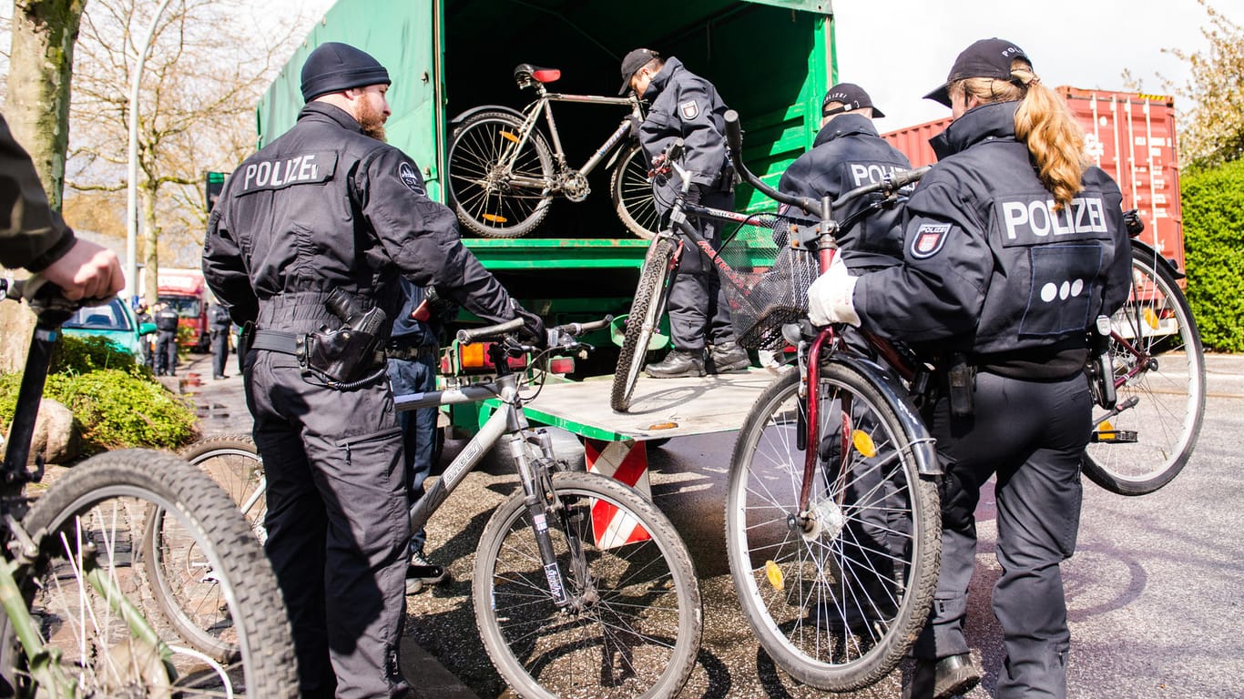 Die Sicherstellung von annähernd 2000 gestohlenen Fahrrädern im April hat der Sonderkommission der Hamburger Polizei viel Arbeit, aber auch viel Ansehen eingebracht.