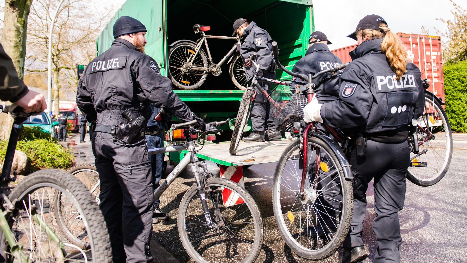 Die Sicherstellung von annähernd 2000 gestohlenen Fahrrädern im April hat der Sonderkommission der Hamburger Polizei viel Arbeit, aber auch viel Ansehen eingebracht.