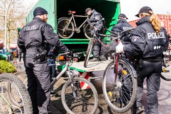 Die Sicherstellung von annähernd 2000 gestohlenen Fahrrädern im April hat der Sonderkommission der Hamburger Polizei viel Arbeit, aber auch viel Ansehen eingebracht.