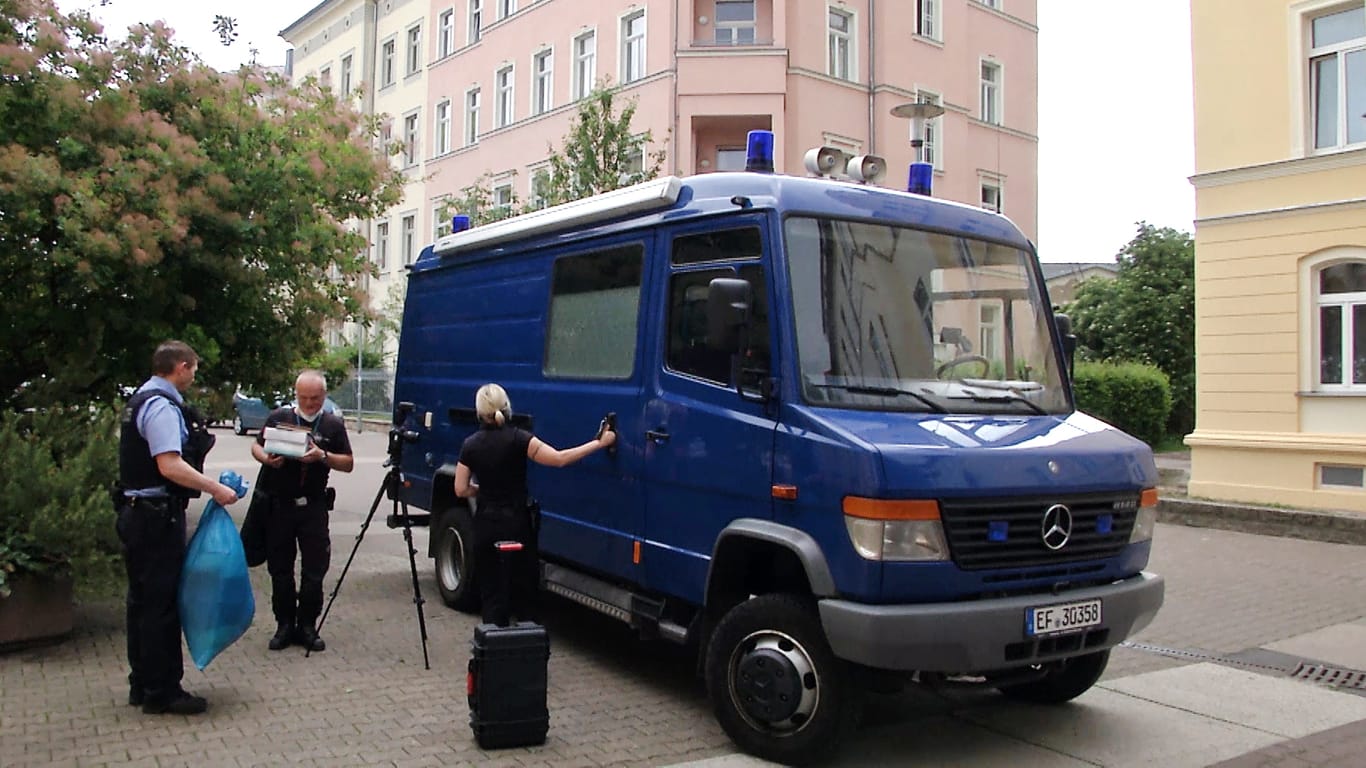 Polizisten stehen vor einer Wohnung in Erfurt, in der am Sonntag ein totes Paar gefunden worden ist.