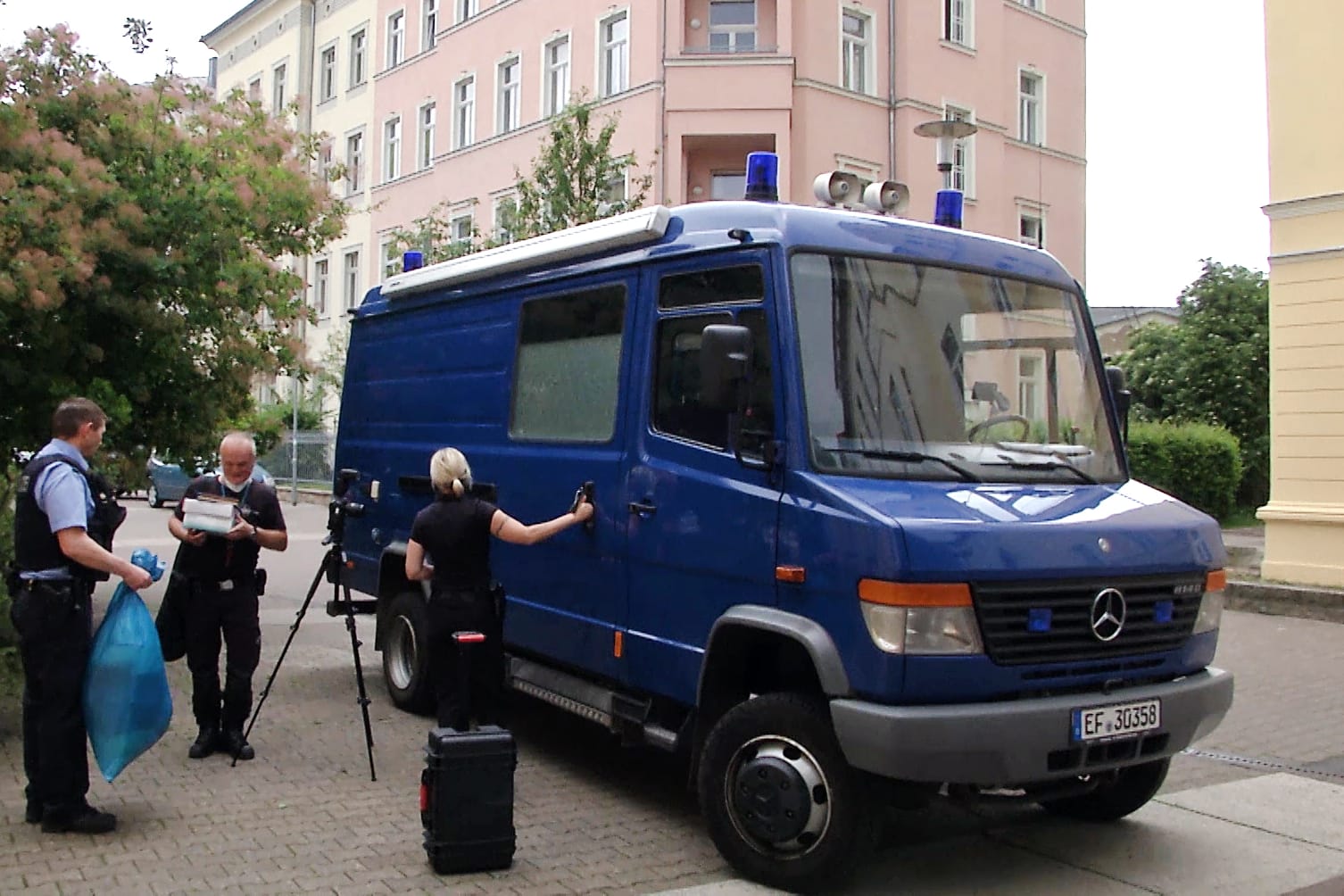 Polizisten stehen vor einer Wohnung in Erfurt, in der am Sonntag ein totes Paar gefunden worden ist.