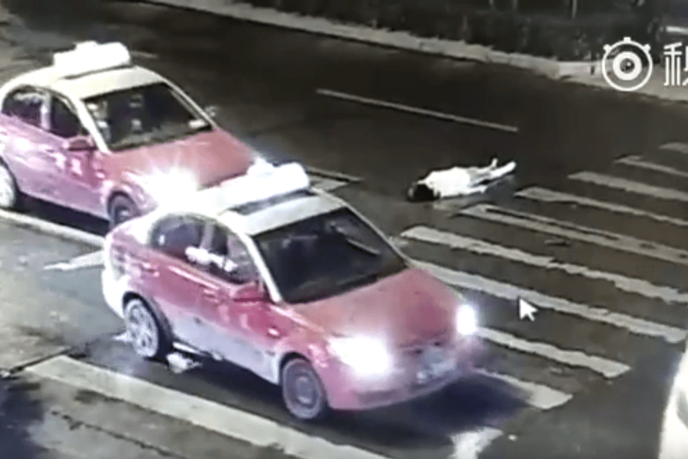 Das Video einer Frau, die von einem Taxi angefahren und einem zweiten Auto überrollt wurde, sorgt in China für Diskussionen zum moralischen Verfall innerhalb der Gesellschaft.