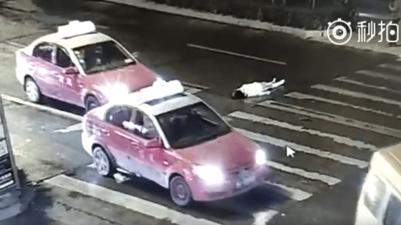 Das Video einer Frau, die von einem Taxi angefahren und einem zweiten Auto überrollt wurde, sorgt in China für Diskussionen zum moralischen Verfall innerhalb der Gesellschaft.