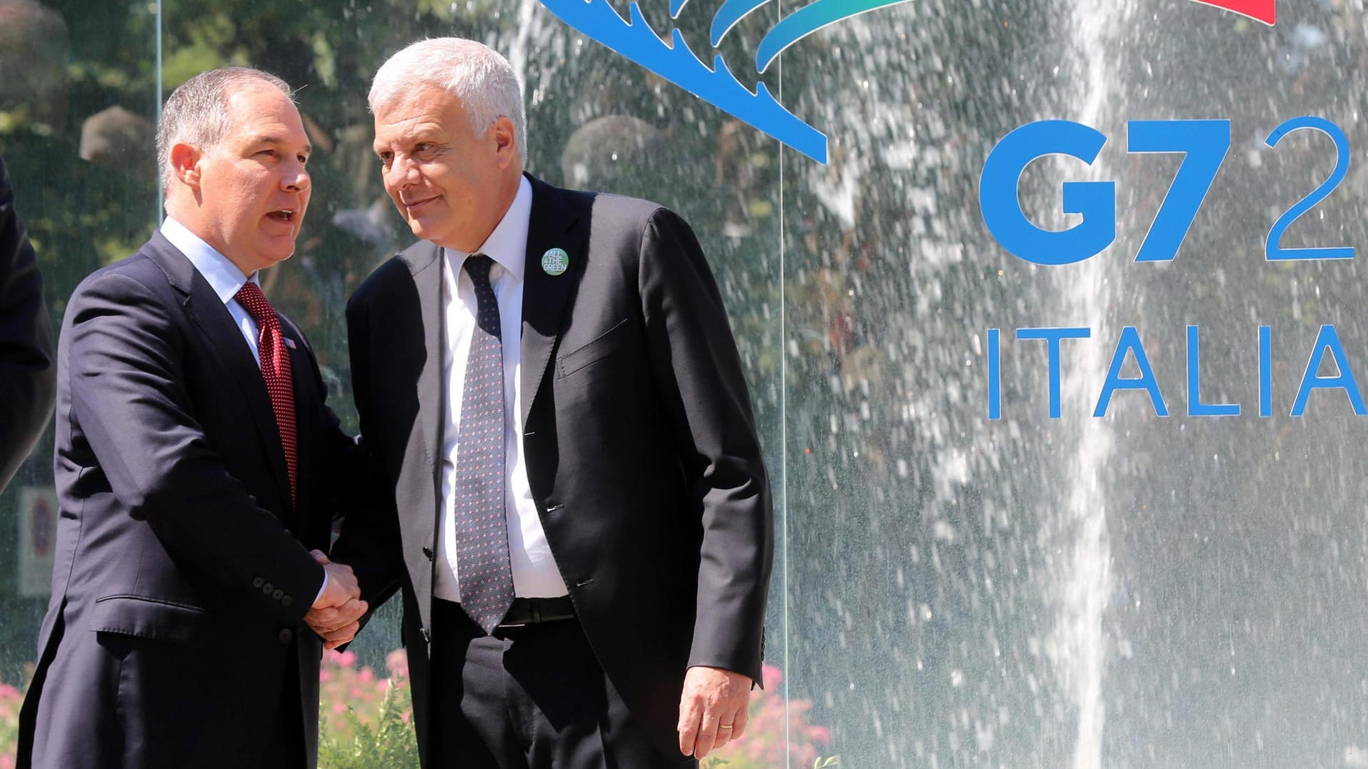 Italiens Umweltminister Gian Luca Galletti (r) spricht in Bologna mit dem Chef der US-Umweltschutzbehörde EPA, Scott Pruitt.