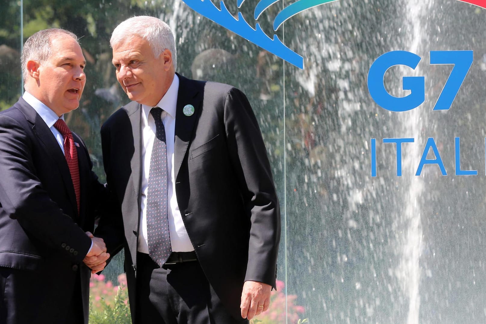 Italiens Umweltminister Gian Luca Galletti (r) spricht in Bologna mit dem Chef der US-Umweltschutzbehörde EPA, Scott Pruitt.
