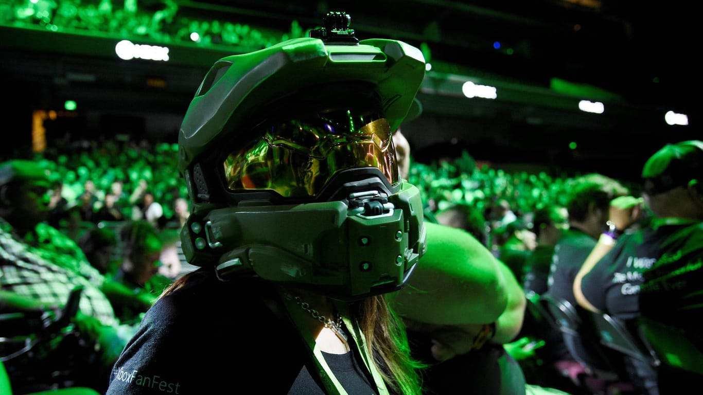 Eine Zuschauerin ist stilgerecht mit einem Halo Master Chief Helm bekleidet.