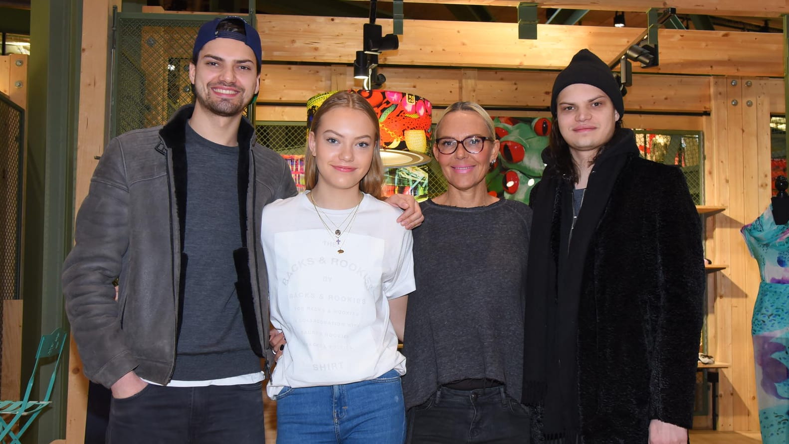 Ihre drei Kinder Jimi Blue, Cheyenne und Wilson Gonzalez (v.l.n.r.) sind Natascha Ochsenknechts (2.v.r) ganzer Stolz. Ihre drei Kinder Jimi Blue, Cheyenne und Wilson Gonzalez (v.l.n.r.) sind Natascha Ochsenknechts (2.v.r) ganzer Stolz.