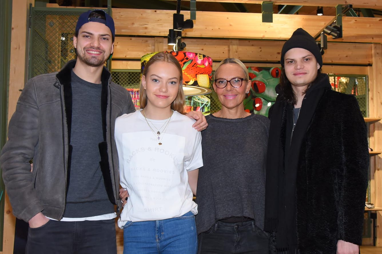 Ihre drei Kinder Jimi Blue, Cheyenne und Wilson Gonzalez (v.l.n.r.) sind Natascha Ochsenknechts (2.v.r) ganzer Stolz.