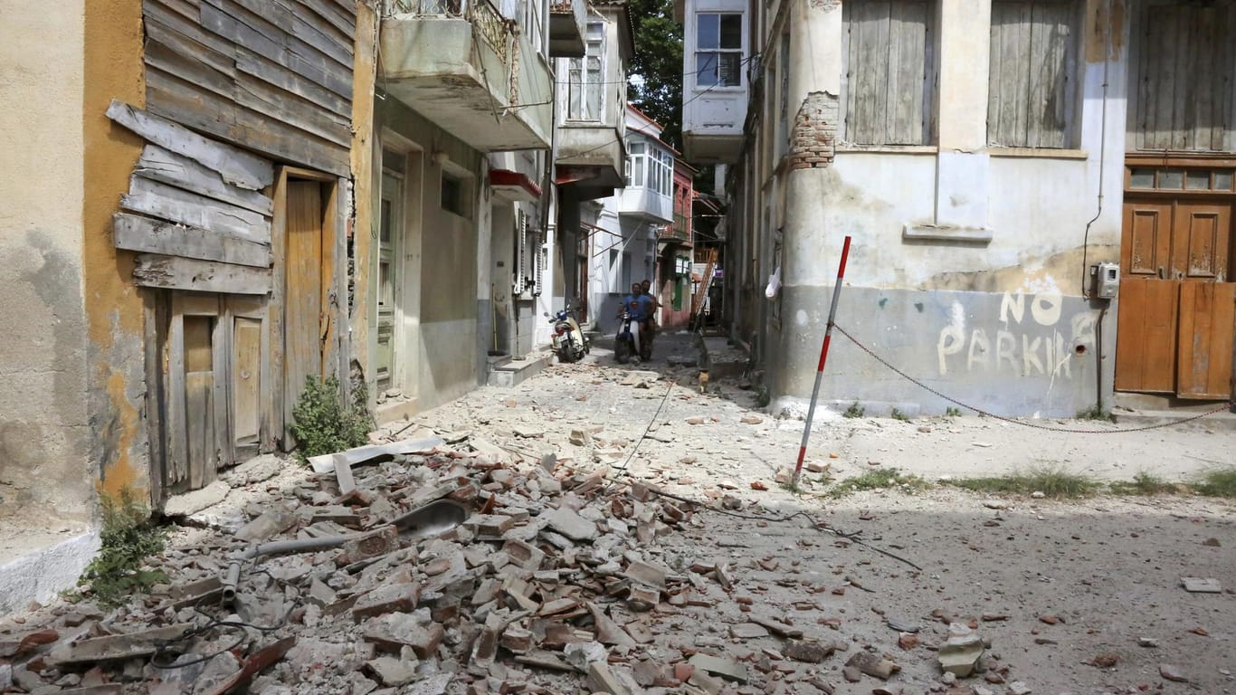Zerbrochene Ziegelsteine und Schutt liegen in der Kleinstadt Plomari auf Lesbos auf dem Boden.