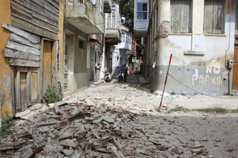 Zerbrochene Ziegelsteine und Schutt liegen in der Kleinstadt Plomari auf Lesbos auf dem Boden.