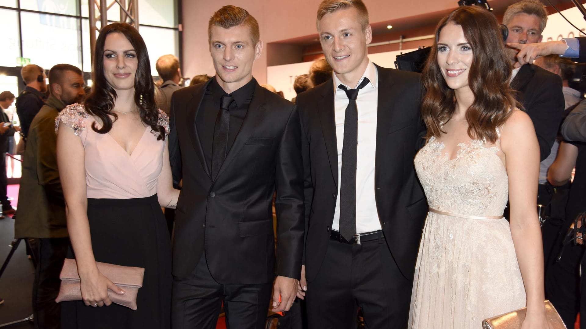 Jessica und Toni Kroos mit Felix Kroos und Lisa Klaas (v.l.n.r.).