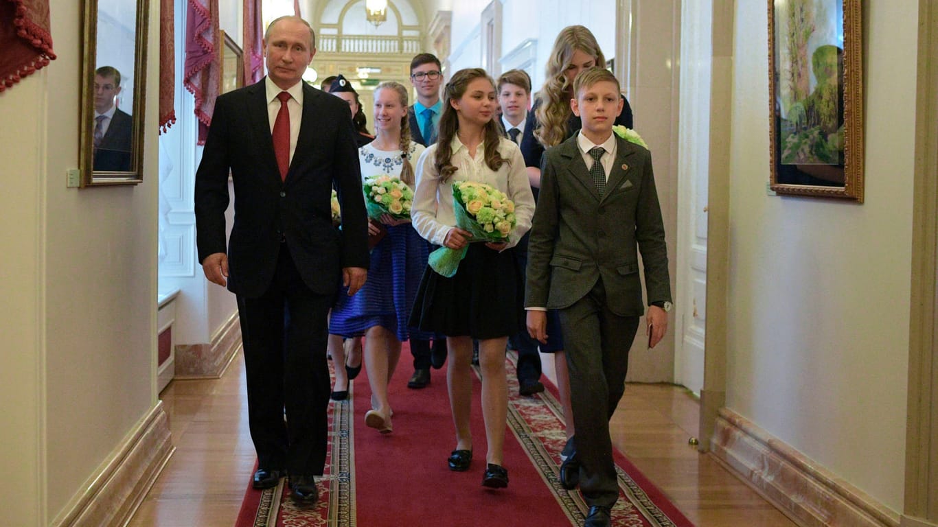Staatschef Wladimir Putin lud zum "Tag Russlands" zehn Schüler in den Kreml ein.