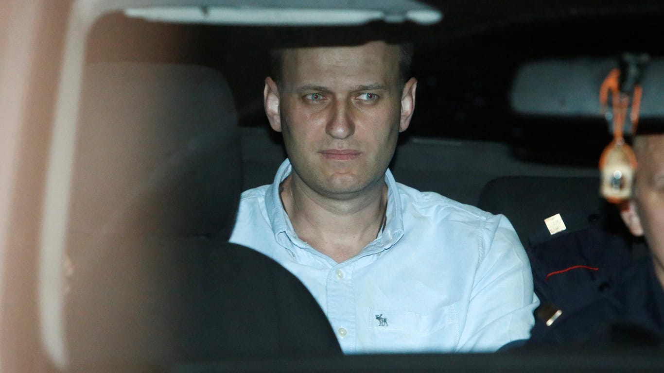 Oppositionsführer Alexej Nawalny wird nach dem Urteilsspruch von der Polizei fortgebracht.