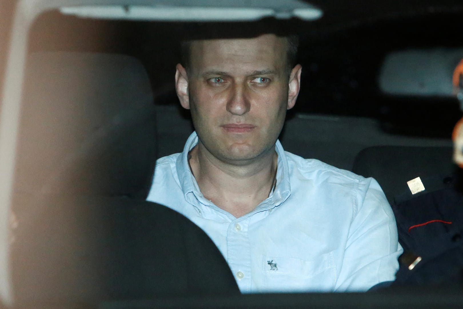 Oppositionsführer Alexej Nawalny wird nach dem Urteilsspruch von der Polizei fortgebracht.