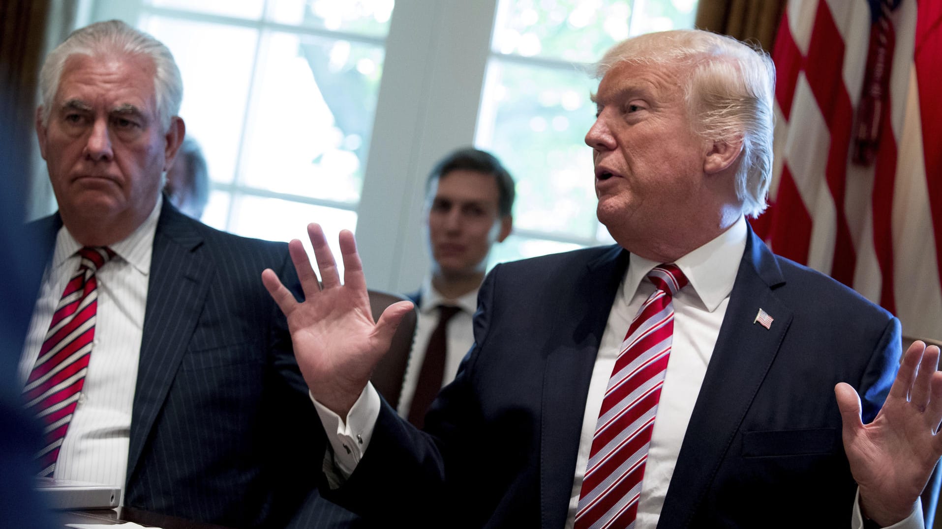 Ein Kongress-Mitglied hat bereits angekündigt, Robert Mueller umgehend wieder einzusetzen, falls Trump ihn feuere. Ein Kongress-Mitglied hat bereits angekündigt, Robert Mueller umgehend wieder einzusetzen, falls Trump ihn feuere.