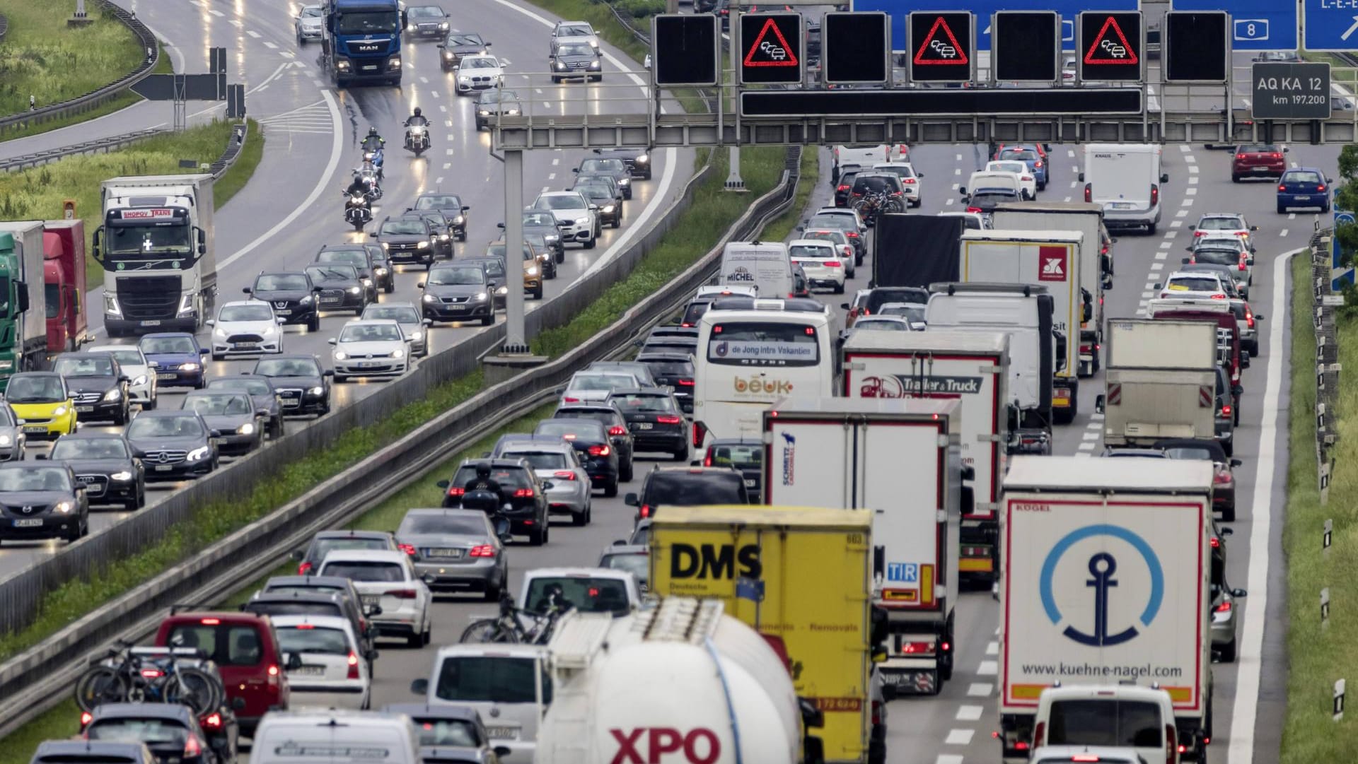 Bereits vom Mittwochnachmittag wird mit vollen Straßen und Staus zu rechnen sein (Symbolbild).