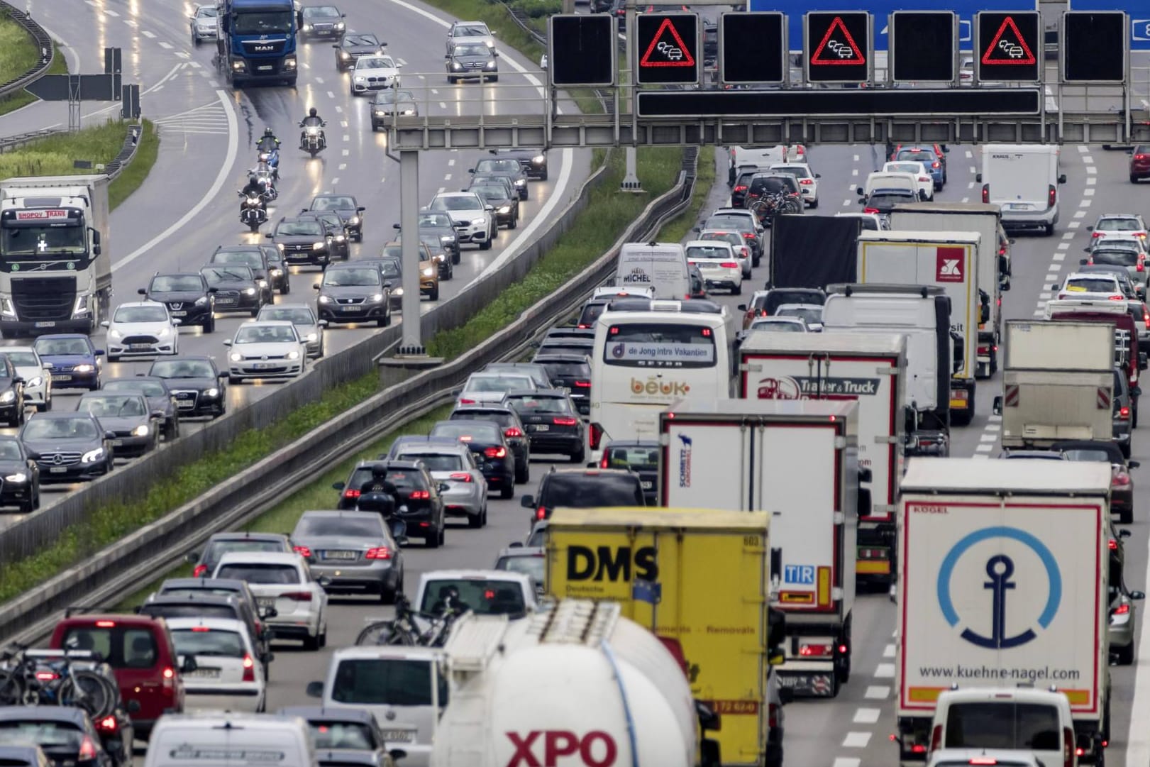 Bereits vom Mittwochnachmittag wird mit vollen Straßen und Staus zu rechnen sein (Symbolbild).