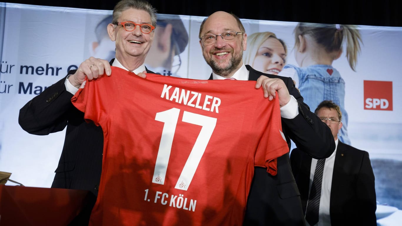 Martin Schulz R Kanzlerkandidat der SPD haelt nach einer Wahlkampfveranstaltung in der Stadthall