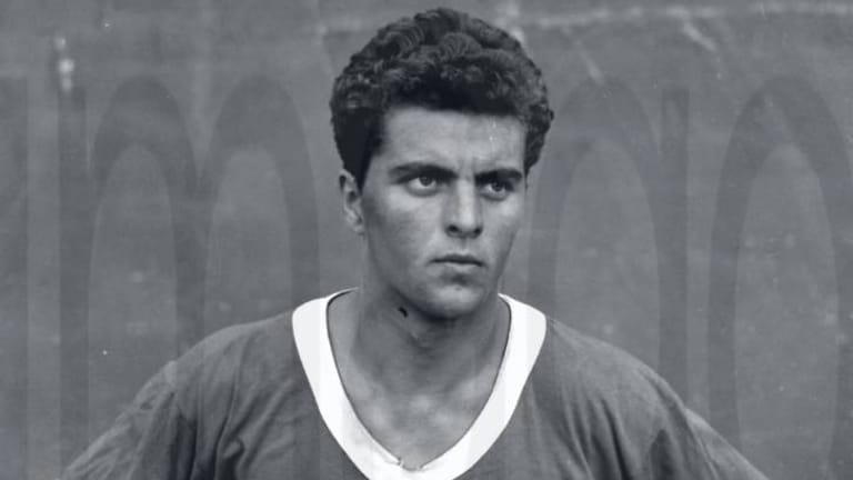 Erich Ribbeck 1957 als junger Spieler beim Wuppertaler SV. Von 1962 bis 1965 spielt er schließlich für Viktoria Köln. Danach hängt er die Schuhe an den Nagel und wird Co-Trainer des legendären Hennes Weisweiler bei Borussia Mönchengladbach.