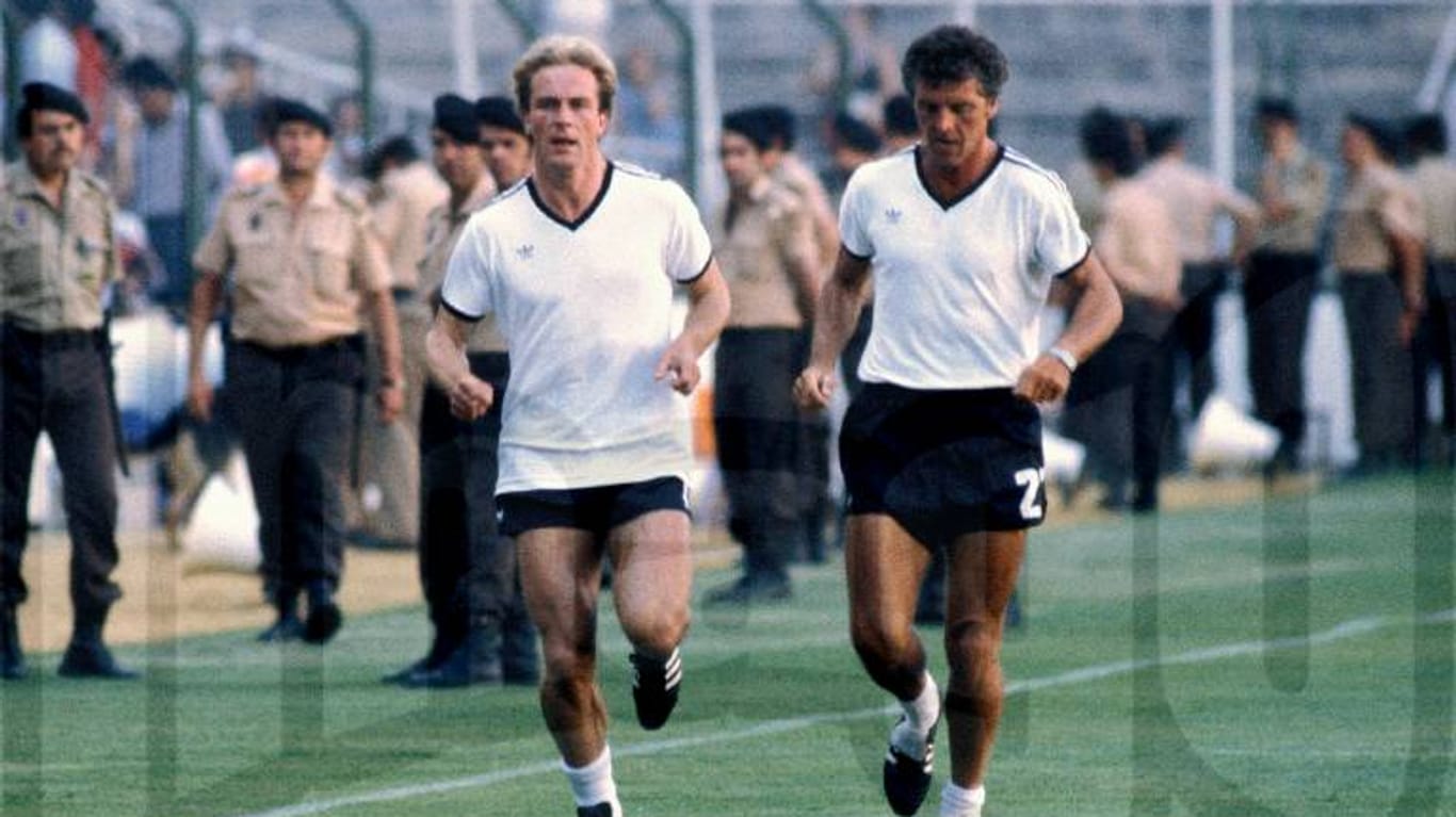 WM-Halbfinale 1982: Ribbeck bereits Karl-Heinz Rummenigge auf seinen Einsatz vor. Fünf Jahre (1978-1983) ist er Assistent von Bundestrainer Jupp Derwall. Danach bereitet er die Olympia-Auswahl des DFB auf die Spiele 1984 in Los Angeles vor. Anschließend kündigt er beim DFB.