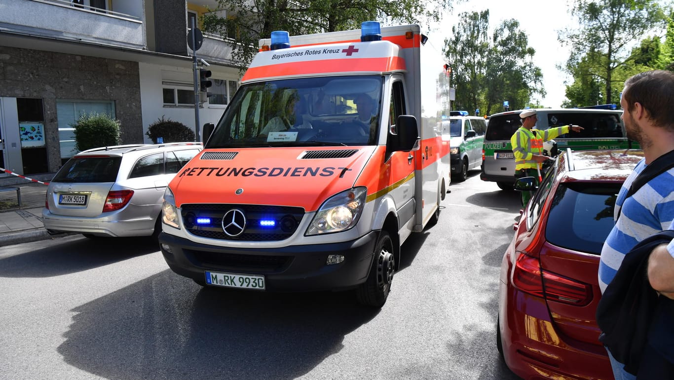 Ein Krankenwagen eilt zum Ort der Schießerei in Unterföhring.