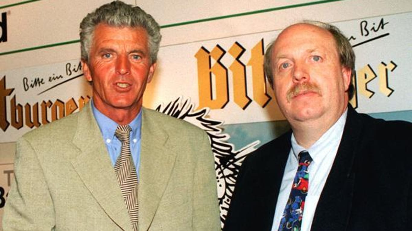 Erich Ribbeck und t-online-Kolumnist Reiner Calmund (r.). Im April 1995 holte ihn "Calli" zu Bayer Leverkusen zurück. Diesmal jedoch ohne großen Erfolg. Ein Jahr später wird Ribbeck entlassen.