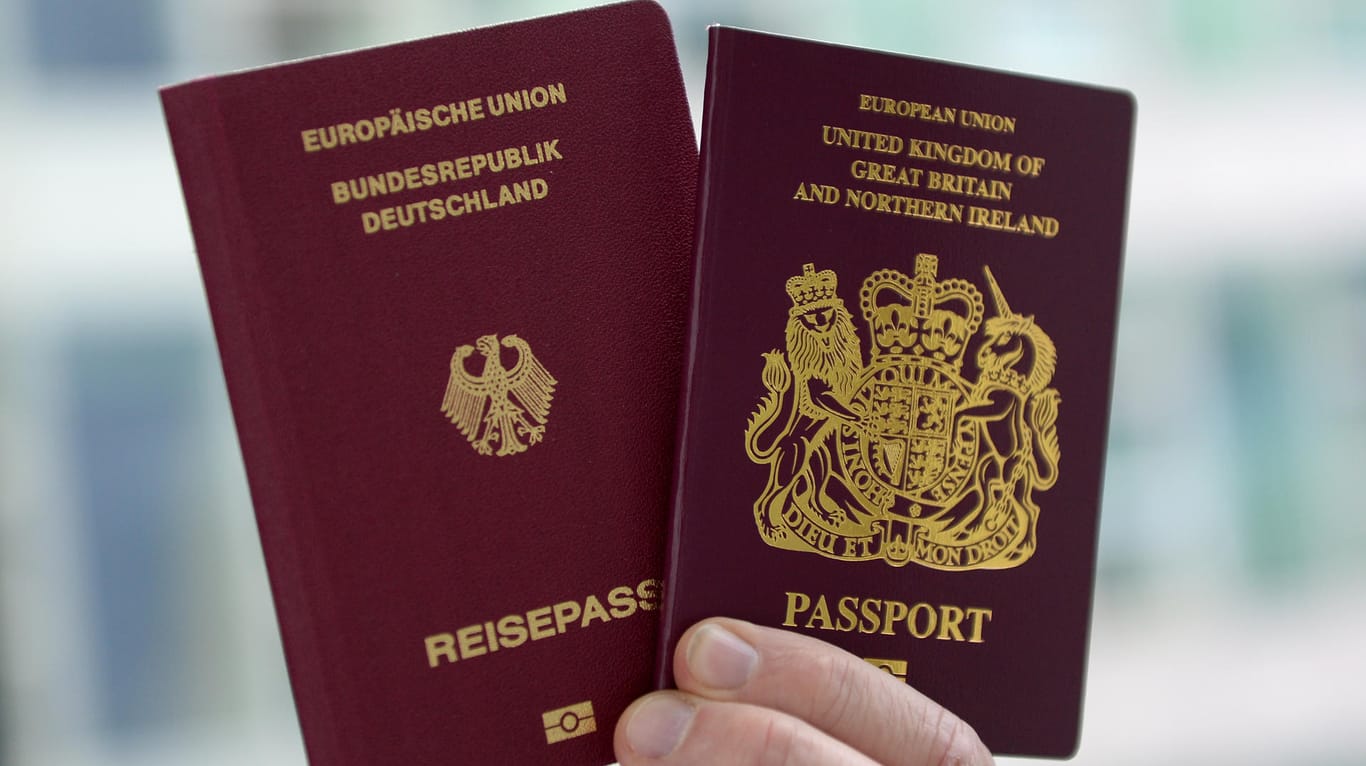Ein britischer und ein deutscher Reisepass.