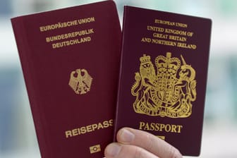 Ein britischer und ein deutscher Reisepass.