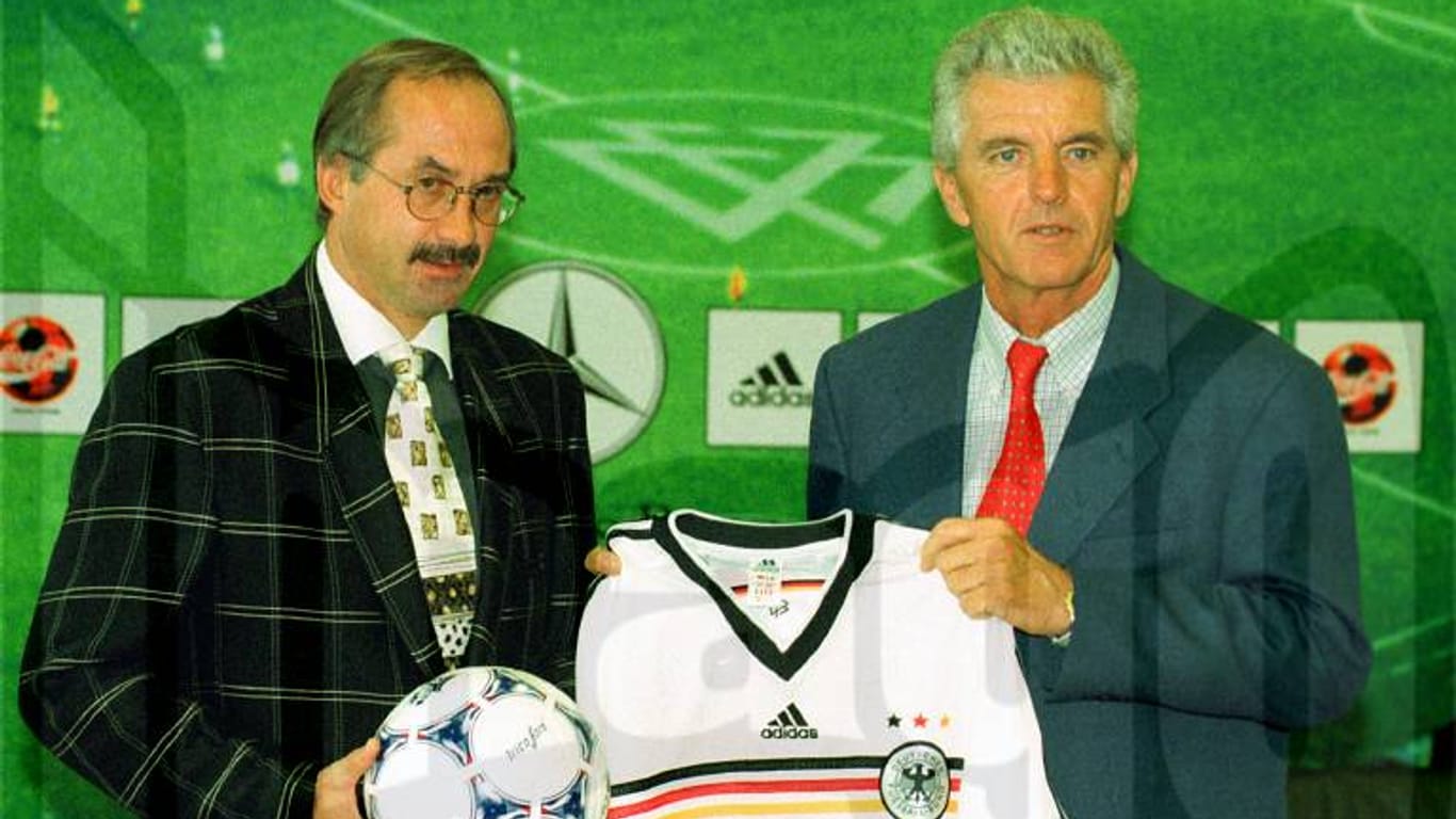 Erich Ribbeck und sein damaliger Assistent Ulrich Stielike (l.) bei ihrer Präsentation 1998. Der einstige Real-Madrid-Star blieb bis Mai 2000 sein Assistent.