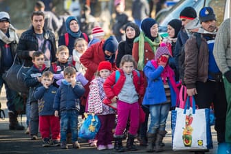 Flüchtlinge, die wie hier nahe der oberösterreichischen Ortschaft Hanging über die Grenze nach Deutschland kamen, tragen zur "Verjüngung" der Gesamtbevölkerung bei.