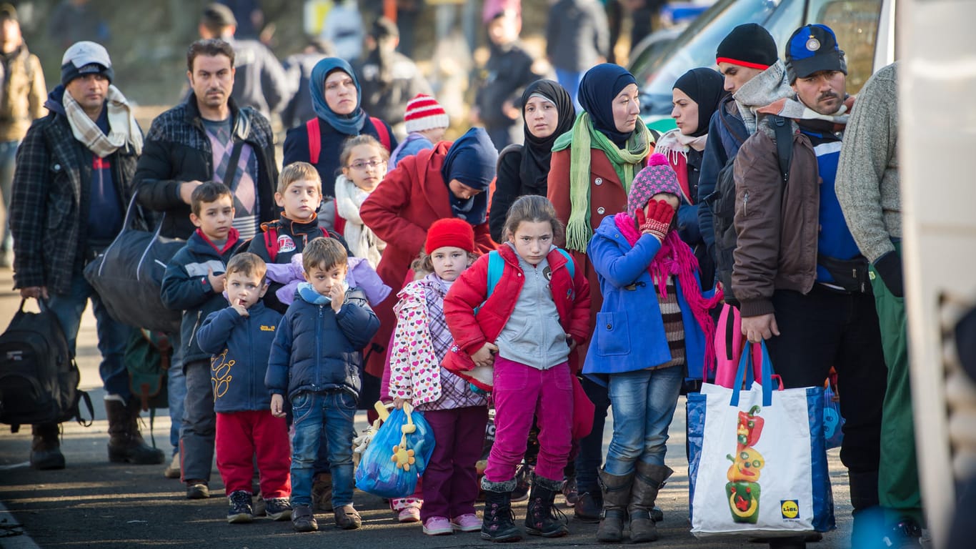 Flüchtlinge, die wie hier nahe der oberösterreichischen Ortschaft Hanging über die Grenze nach Deutschland kamen, tragen zur "Verjüngung" der Gesamtbevölkerung bei.