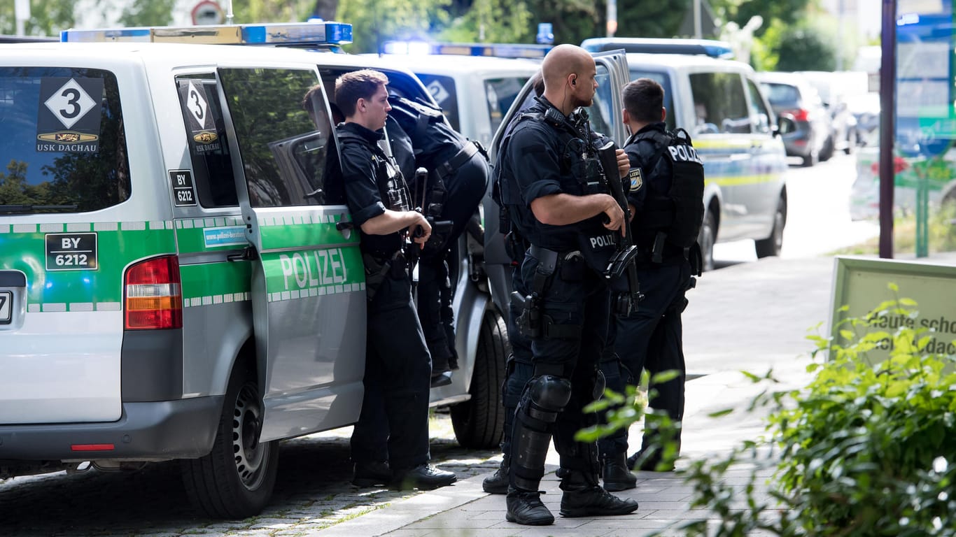 Polizisten sichern die Gegend um den S-Bahnhof in Unterföhring.