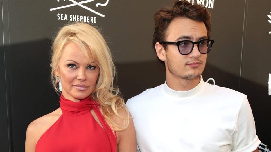 Pamela Anderson und ihr Sohn Brandon Lee bei der Sea Shepherd Conservation in Los Angeles. Pamela Anderson und ihr Sohn Brandon Lee bei der Sea Shepherd Conservation in Los Angeles.