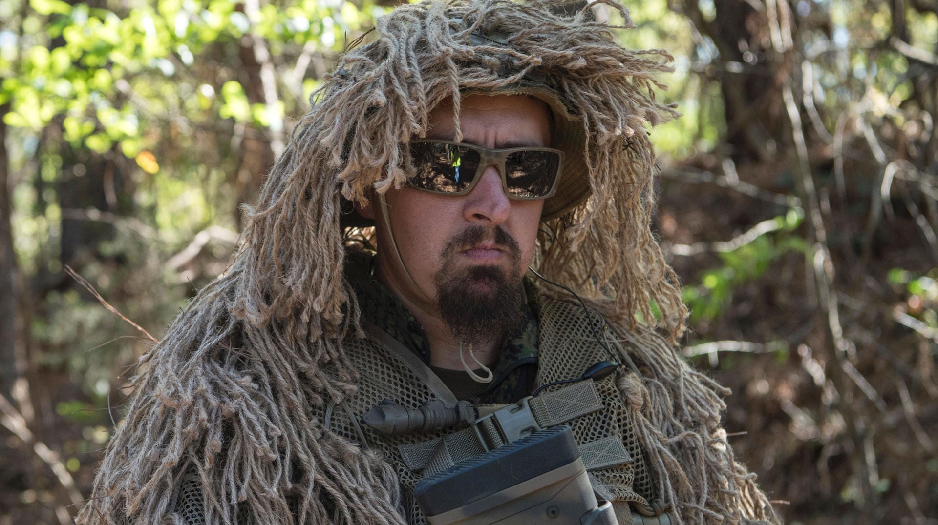 Chad Carroll von der Bürgerwehr Georgia Security Force beim Training im Wald mit Tarnanzug. Chad Carroll von der Bürgerwehr Georgia Security Force beim Training im Wald mit Tarnanzug.