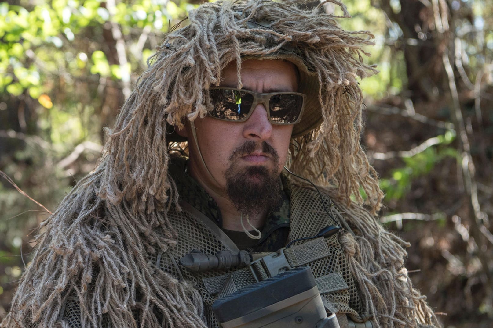 Chad Carroll von der Bürgerwehr Georgia Security Force beim Training im Wald mit Tarnanzug.