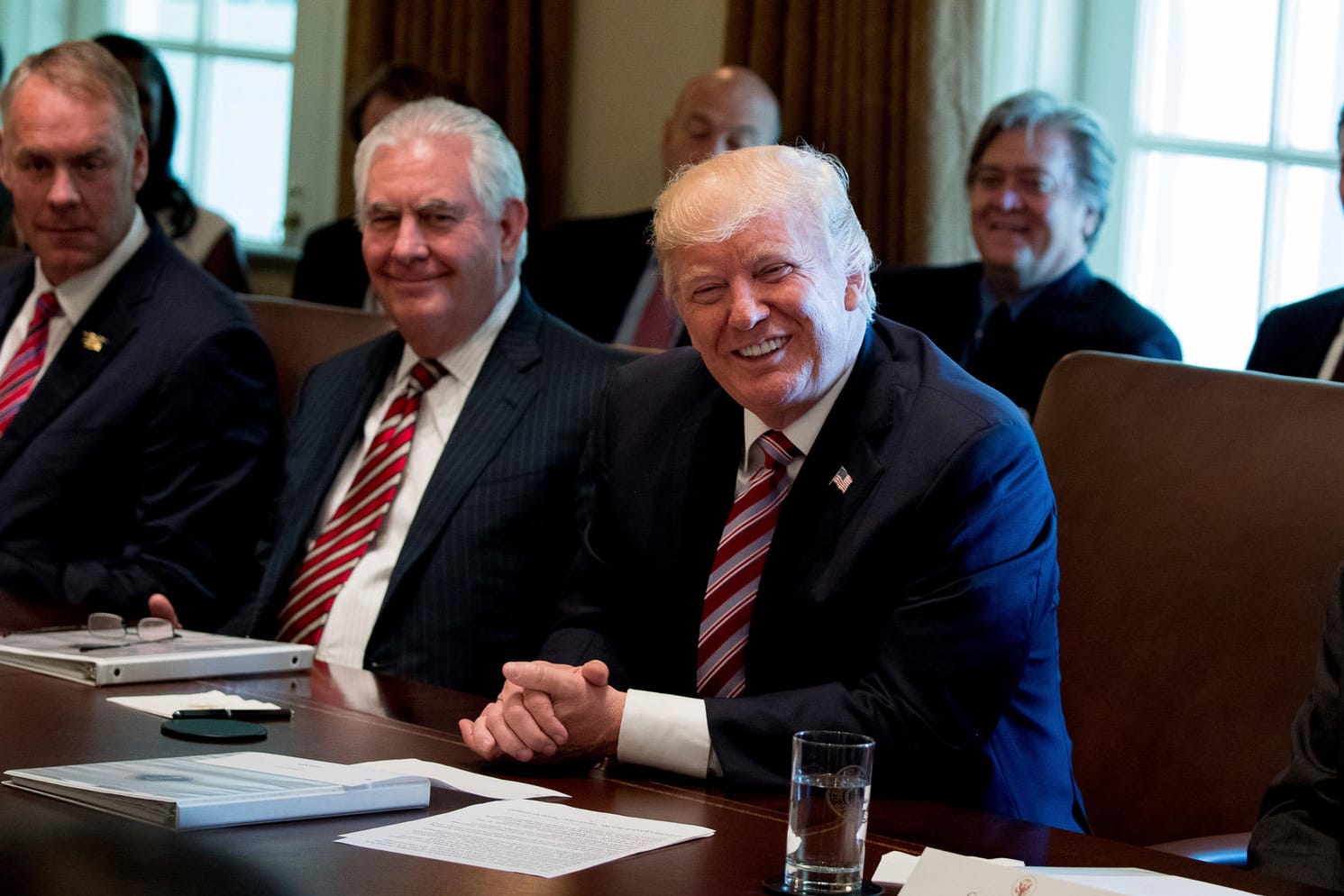 Trump lässt sich von seinen Ministern loben