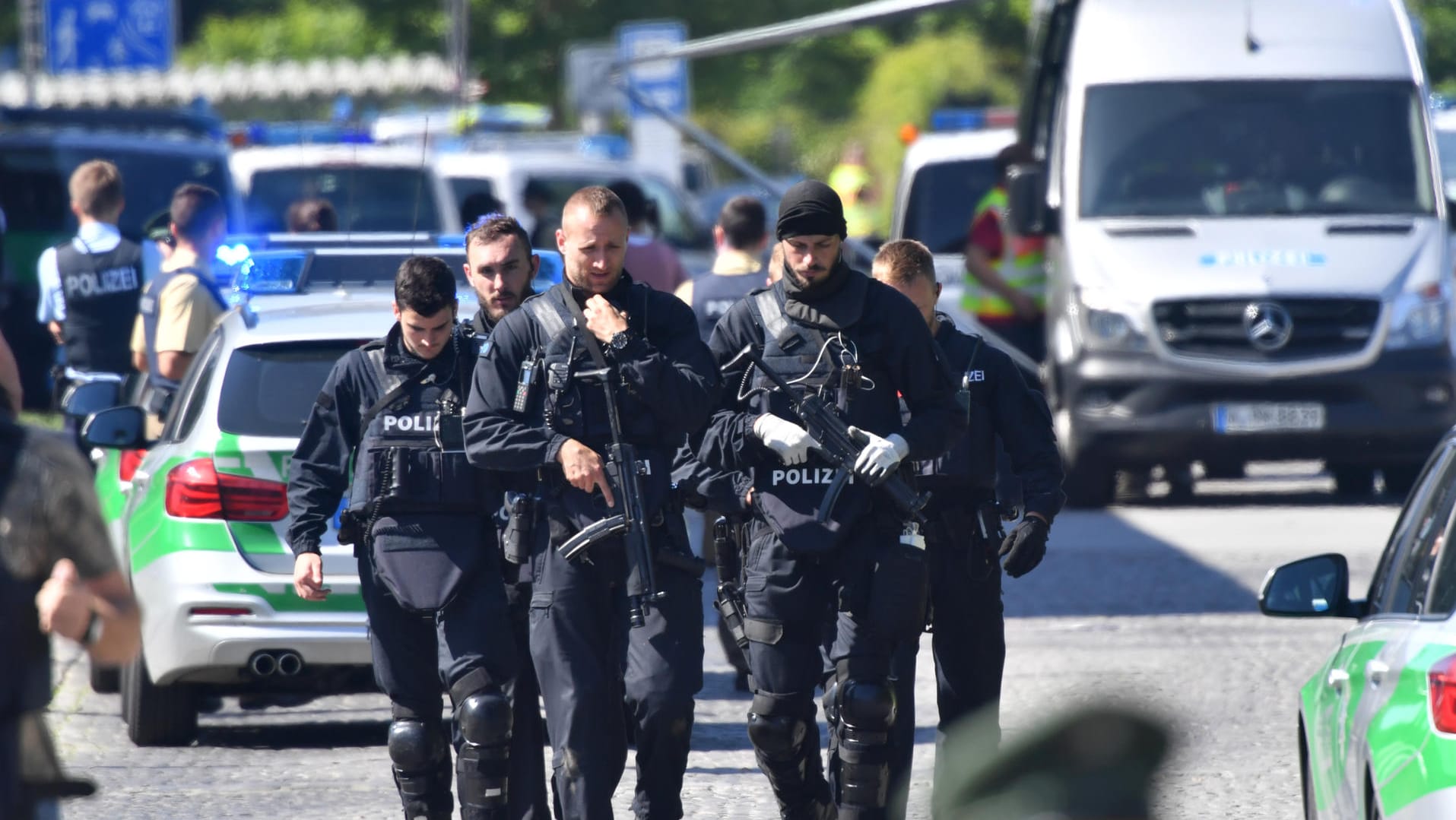 Polizisten am S-Bahnhof in Unterföhring, wo bei einer Schießerei eine junge Kollegin lebensgefährlich verletzt wurde. Polizisten am S-Bahnhof in Unterföhring, wo bei einer Schießerei eine junge Kollegin lebensgefährlich verletzt wurde.