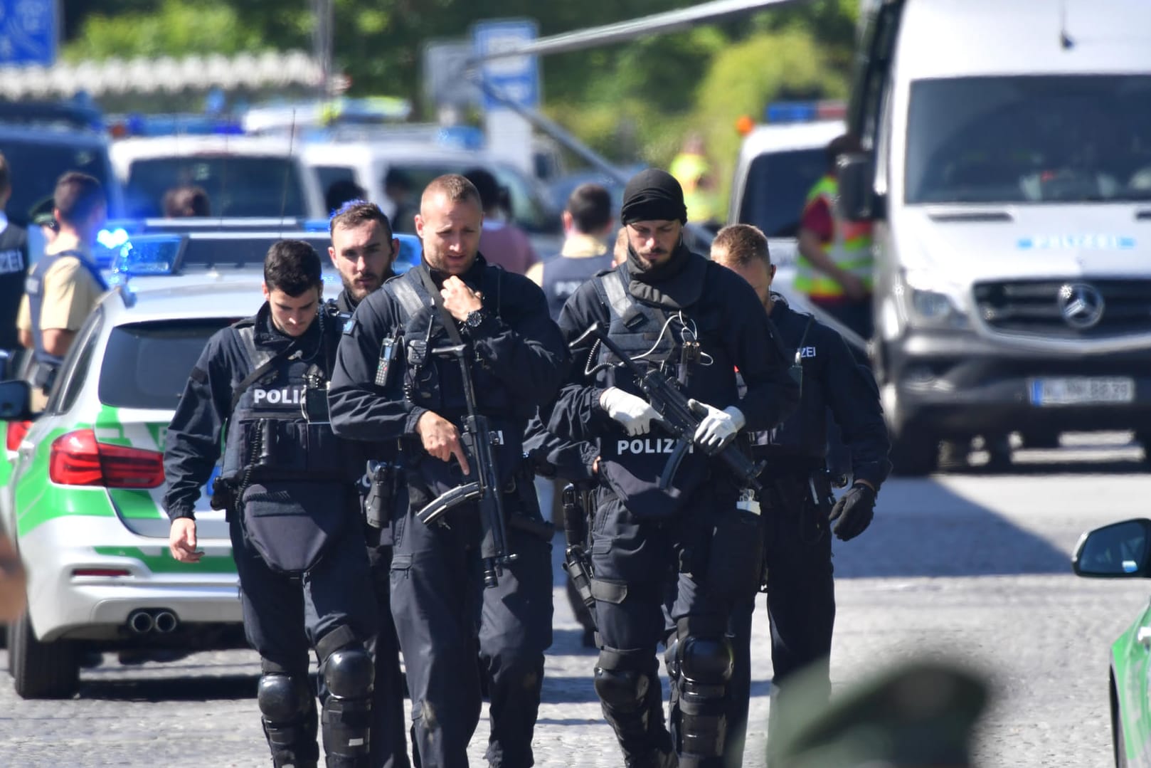 Polizisten am S-Bahnhof in Unterföhring, wo bei einer Schießerei eine junge Kollegin lebensgefährlich verletzt wurde.