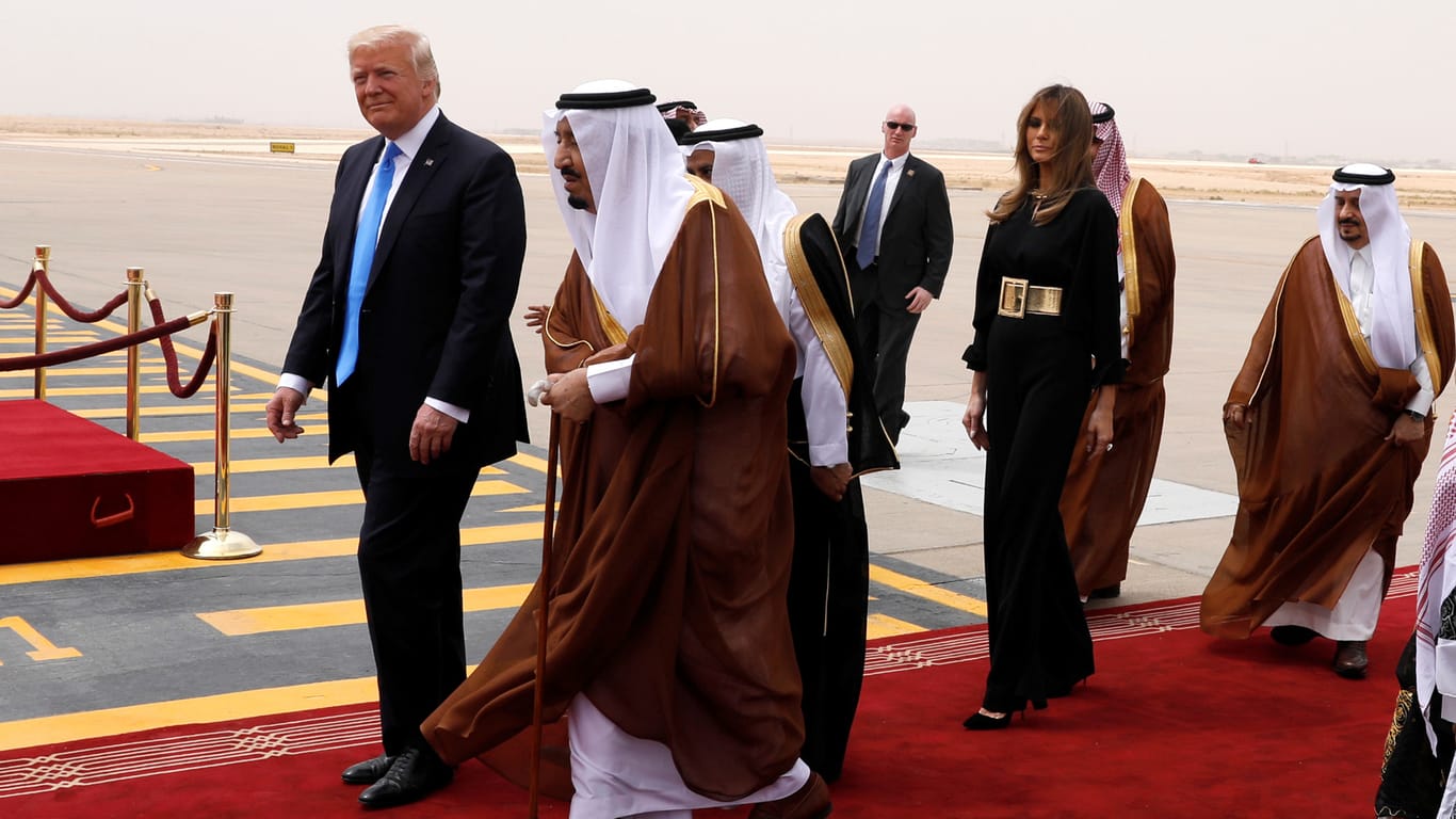 20. Mai: Donald und Melania Trump werden vom saudischen König Salman auf dem Flughafen von Riad empfangen.