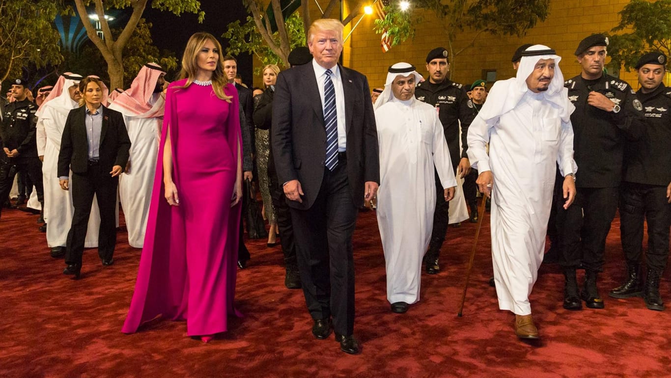 20. Mai: Melania und Donald Trump gehen vor dem Staatsbankett in Riad über den Roten Teppich.