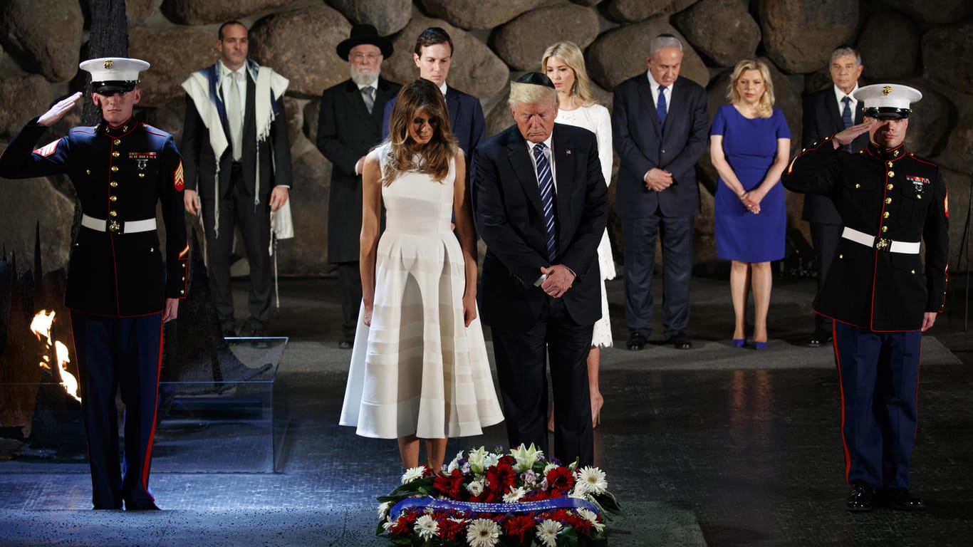 23. Mai: Das US-Präsidentenpaar legt in der Holocaust-Gedenkstätte Yad Vashem in Jerusalem einen Kranz nieder.