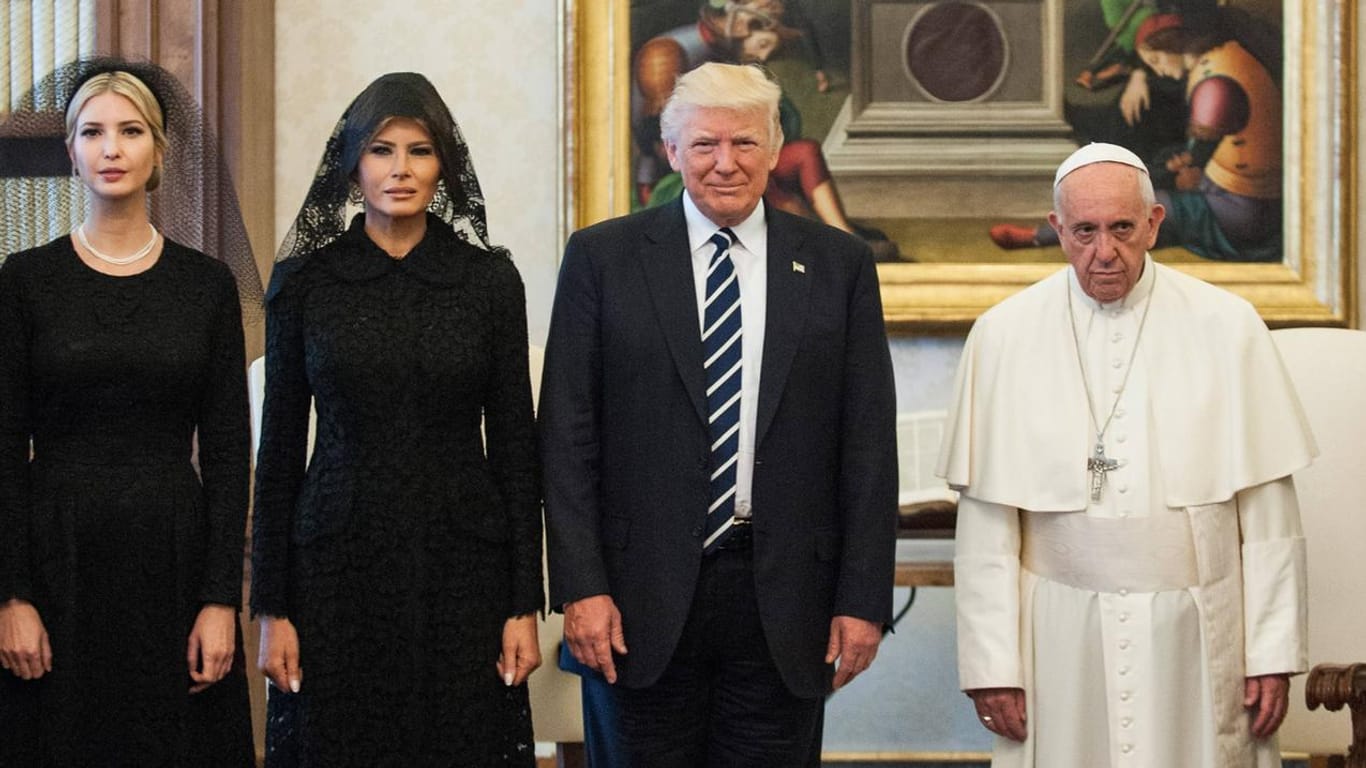 24. Mai: Ivanka, Melania und Donald Trump treffen Papst Franziskus im Vatikan zu einer Privataudienz.